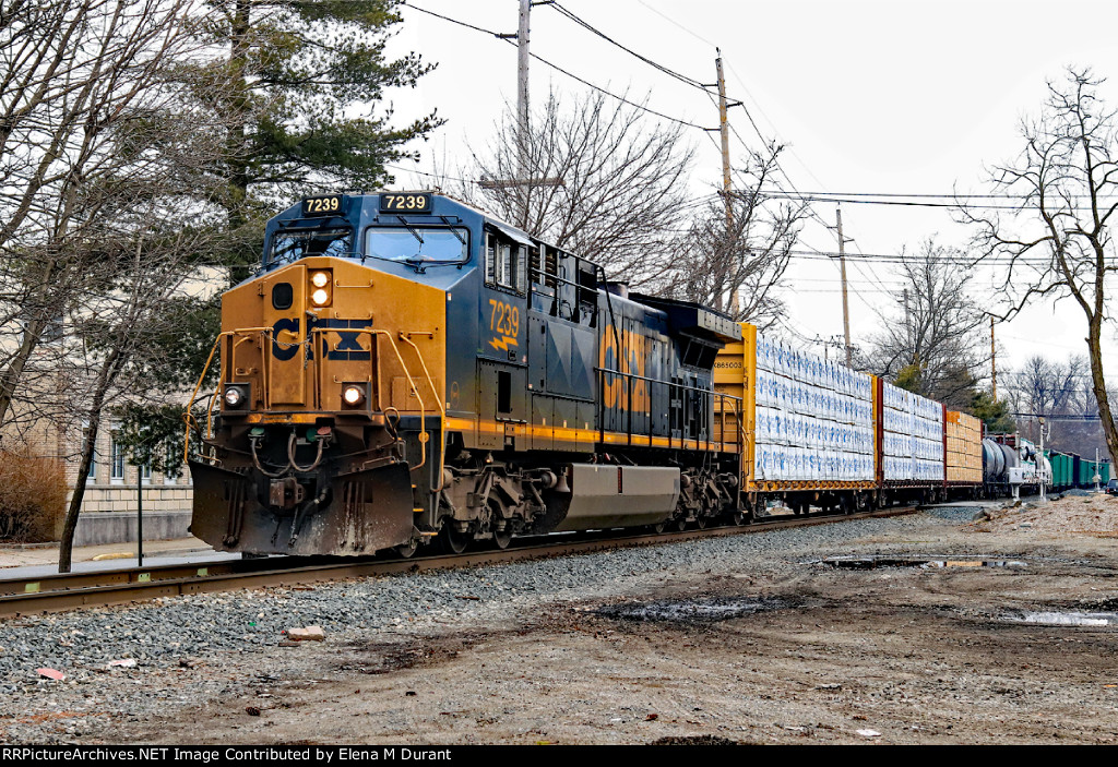 CSX 7239 on M-403